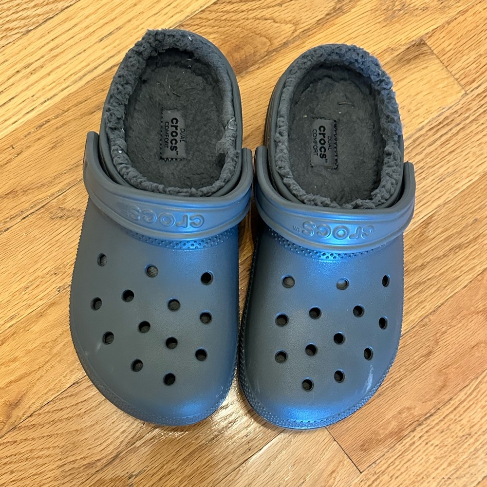 Size 7 dual comfort crocs - barely worn